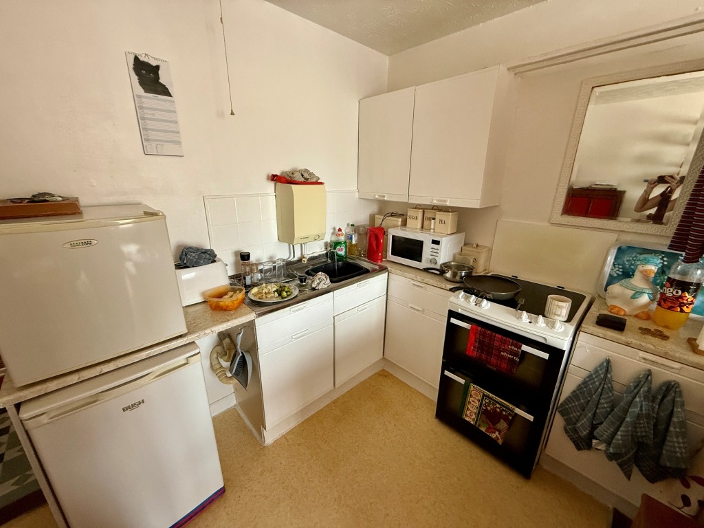 Lot: 148 - FREEHOLD BLOCK OF SIX FLATS FOR INVESTMENT - Kitchen